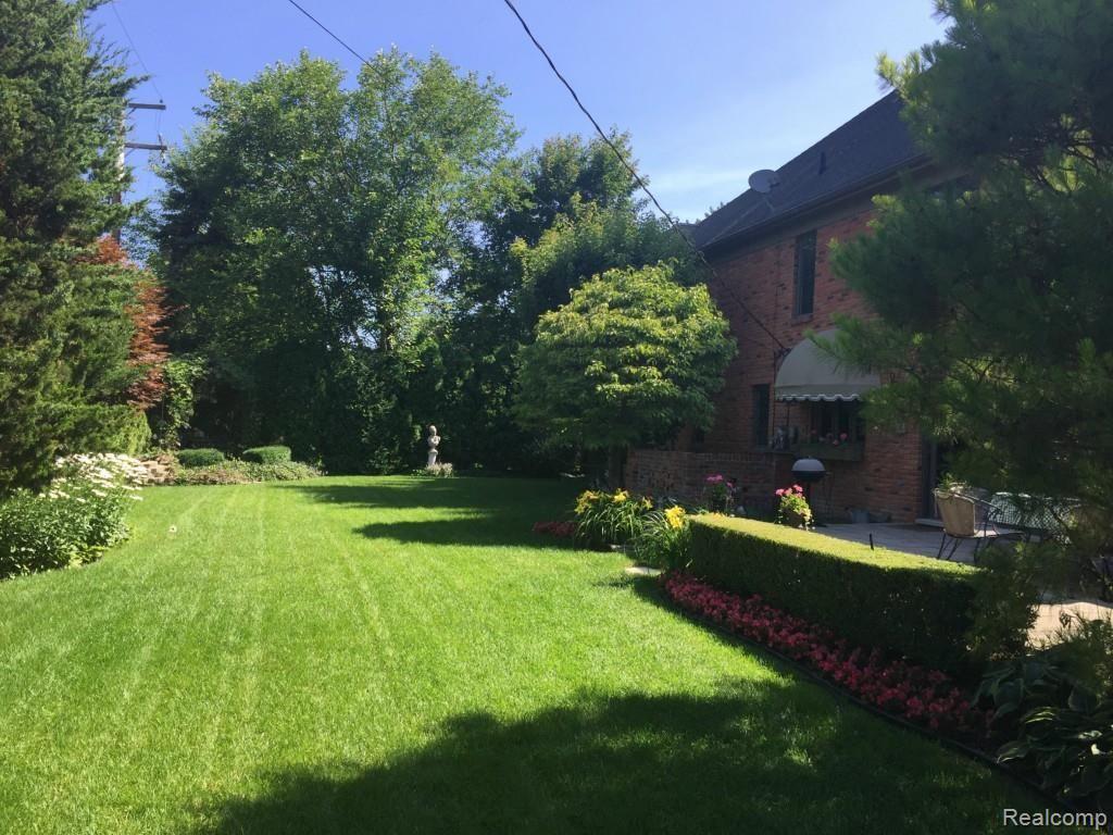 937 Lake Shore Road Grosse Pointe, MI 48236 - Photo 30 of 38 Yard 2.jpg