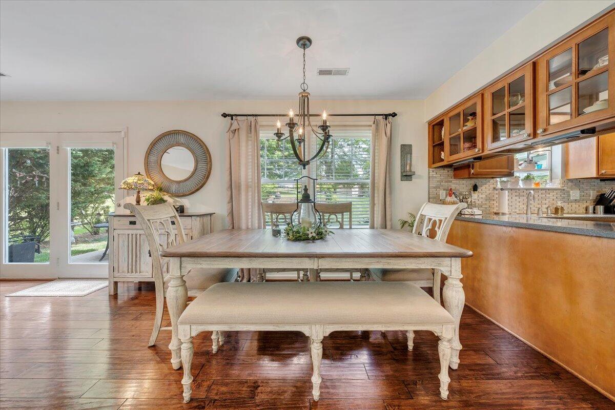 5327 Huntridge Road Roanoke, VA 24012 - Photo 13 of 62 Breakfast Area