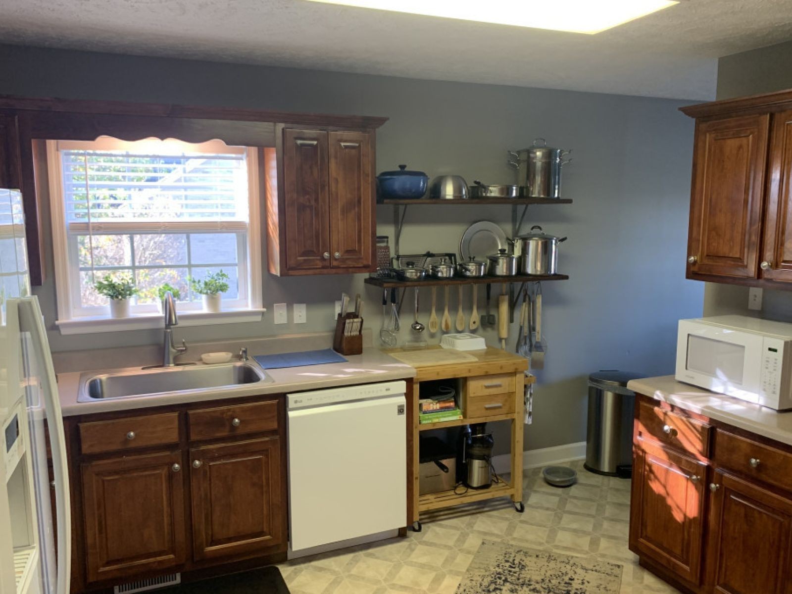 59 Falcon Drive Manchester, TN 37355 - Photo 9 of 20 a kitchen with a sink cabinets and window
