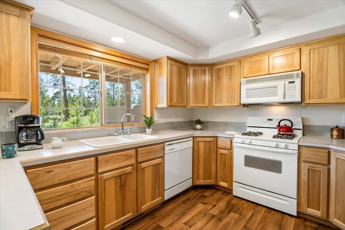 57785 Mt Rainier Lane, Unit 7 Sunriver, OR 97707 - Photo 8 of 27 Plenty of storage & prep space