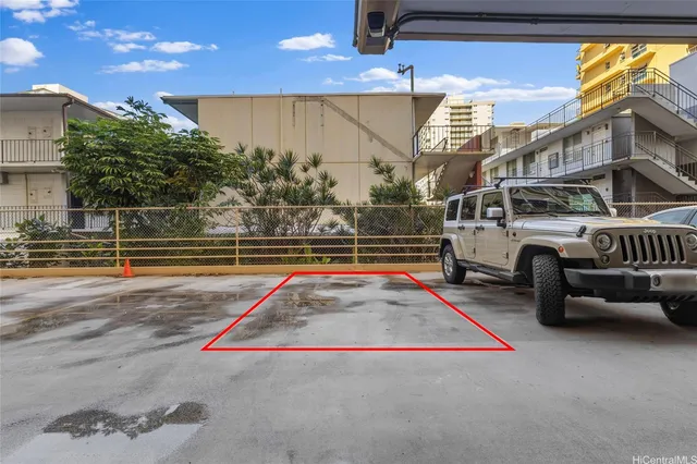 $3,900 | 250 ʻŌhua Avenue, Unit 5C, Honolulu, HI 96815