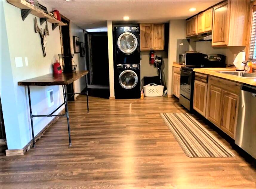 17890 Mockingbird Lane Bend, OR 97707 - Photo 17 of 27 Cute and efficient kitchen and laundry area