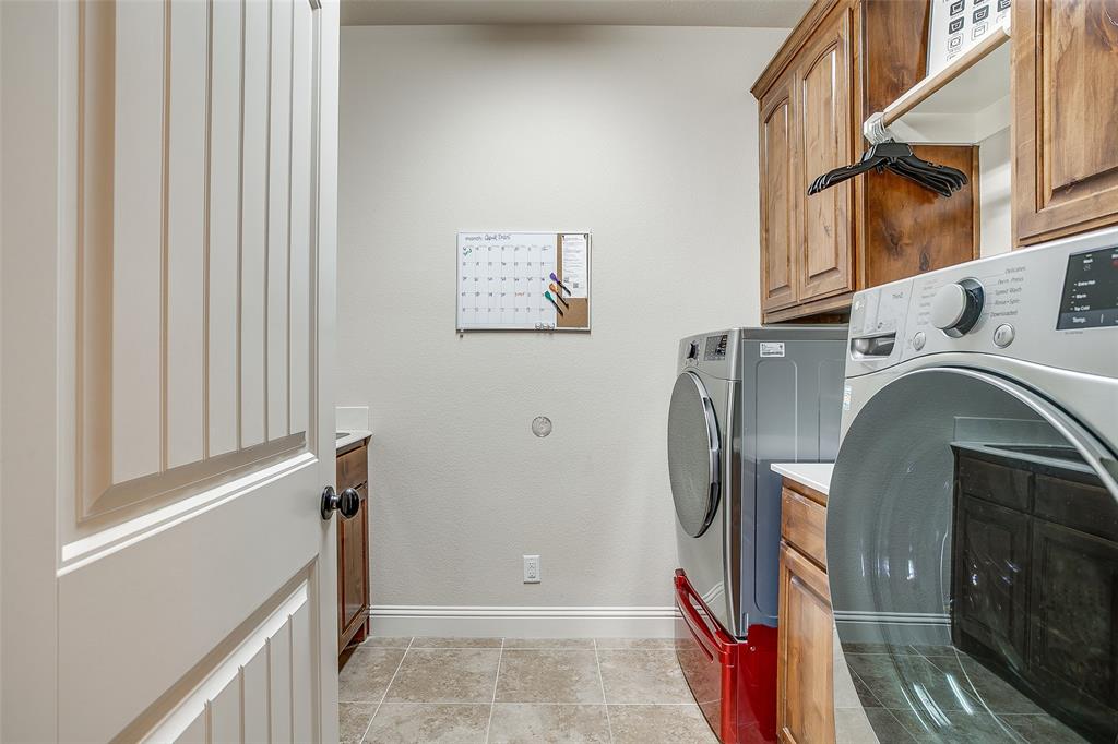 131 Condor View Weatherford, TX 76087 - Photo 23 of 34 a utility room with dryer and washer