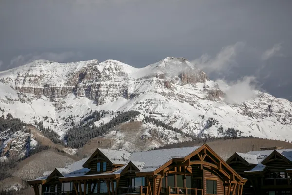a view of a roof of the house