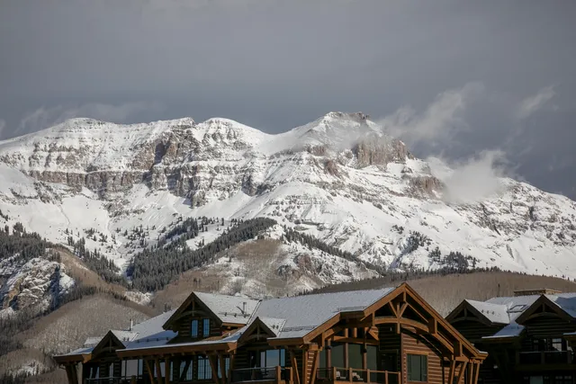 a view of a roof of the house