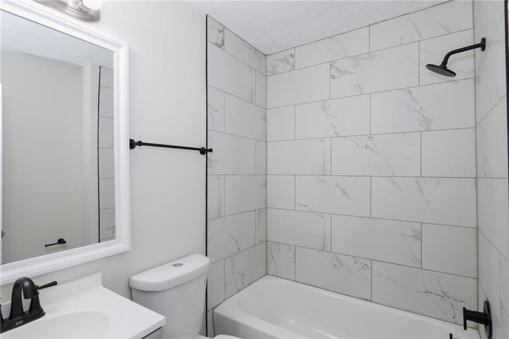 5343 Ridgemere Court Stone Mountain, GA 30083 - Photo 16 of 20 a bathroom with a bathtub and a toilet