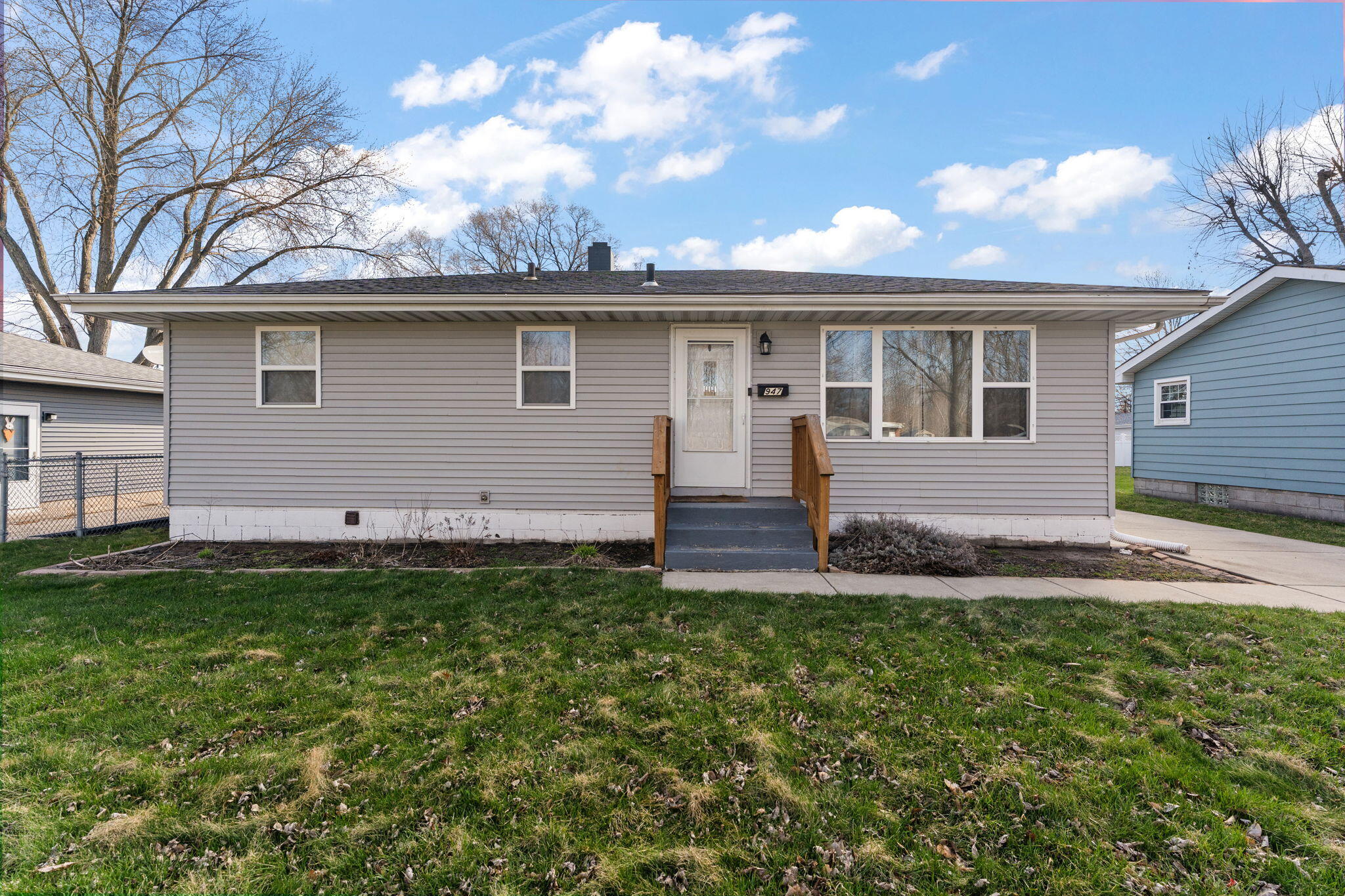 947 North Wood Street Griffith, IN 46319 - Photo 1 of 25 a view of a house with a yard