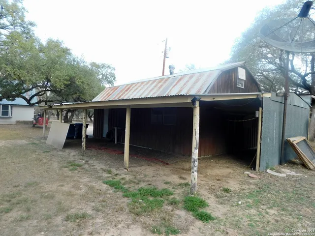 $395,000 | 30 Crestline Drive, Pleasanton, TX 78064