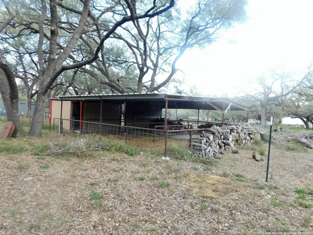 $395,000 | 30 Crestline Drive, Pleasanton, TX 78064