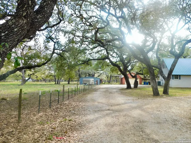 $395,000 | 30 Crestline Drive, Pleasanton, TX 78064