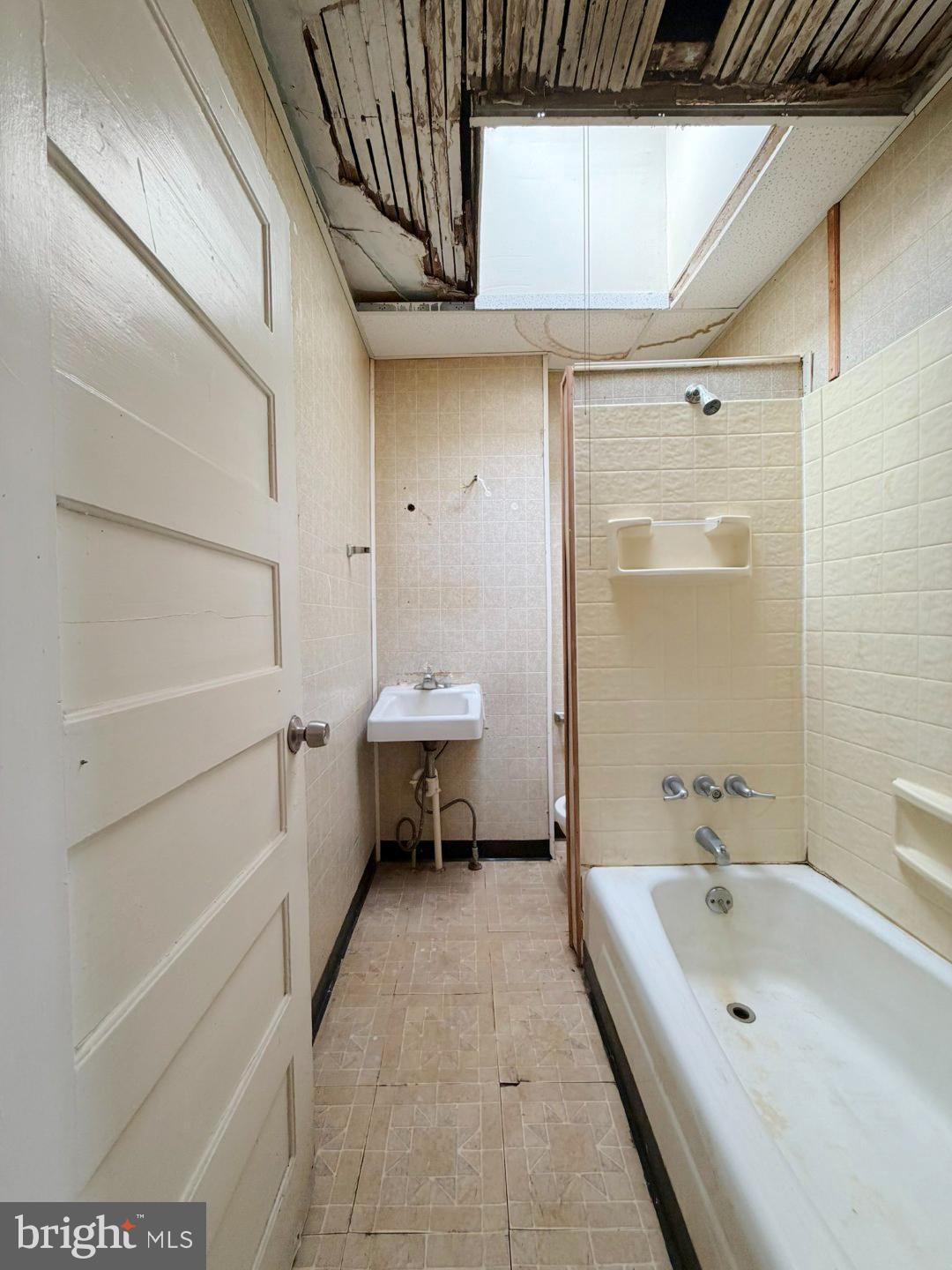 3420 Lyndale Avenue Baltimore, MD 21213 - Photo 15 of 24 a bathroom with a tub a sink and mirror