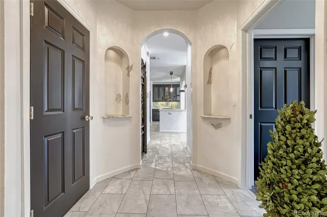 a view of entryway with a garden