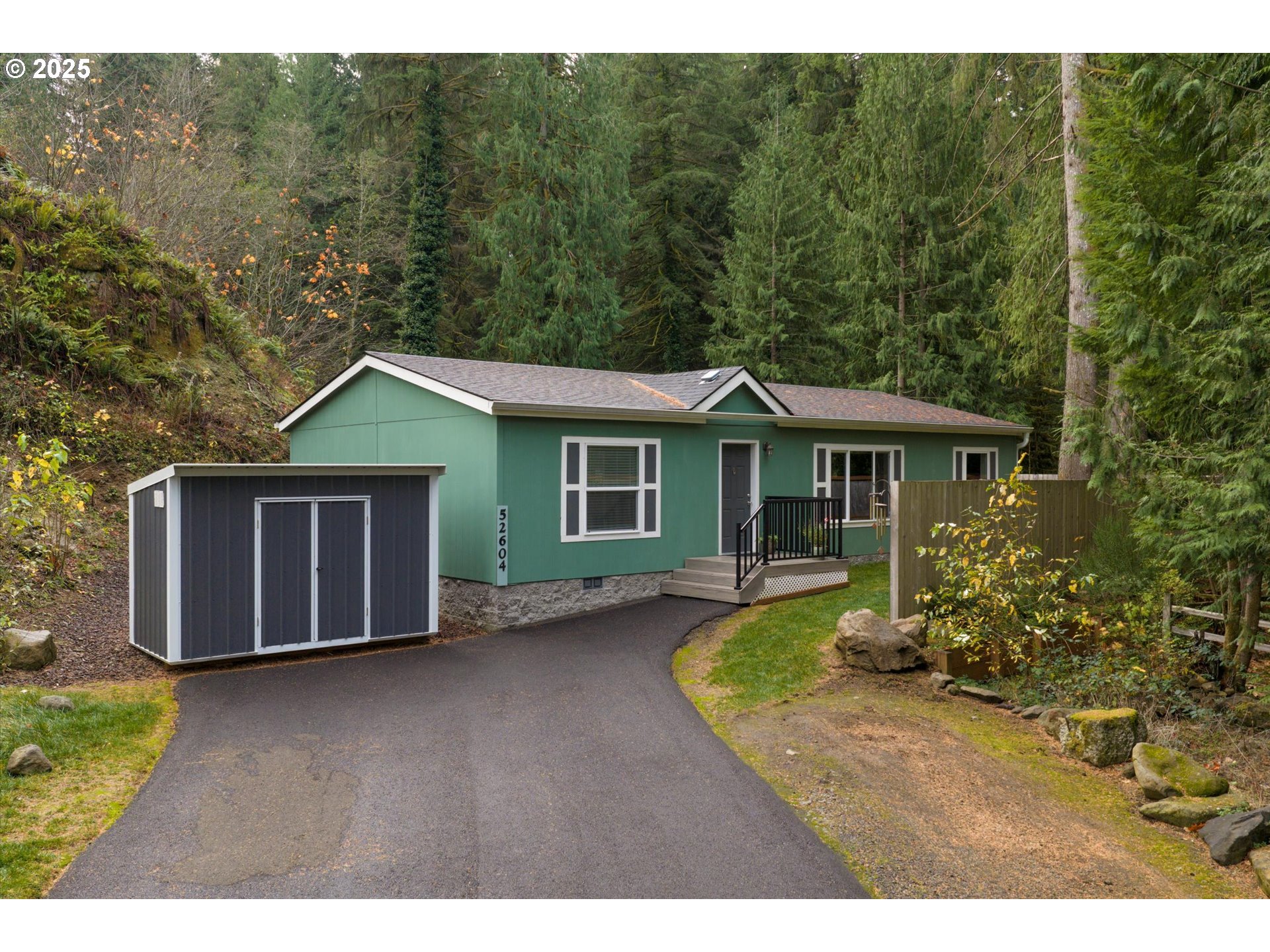 a view of a house with backyard and garden