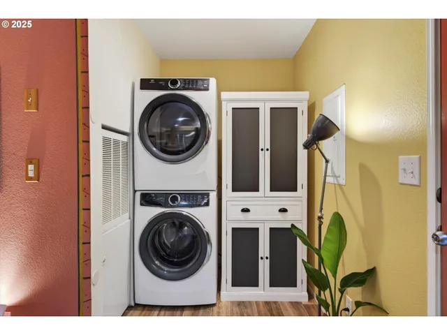 a view of a bedroom with washer and dryer