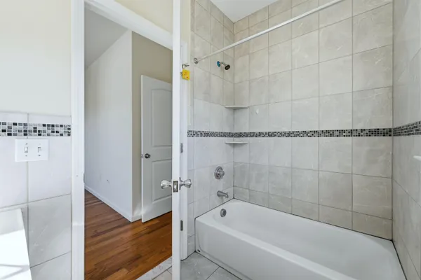 $2,350 | 109 Grant Avenue, Unit 2, Harrison, NJ 07029