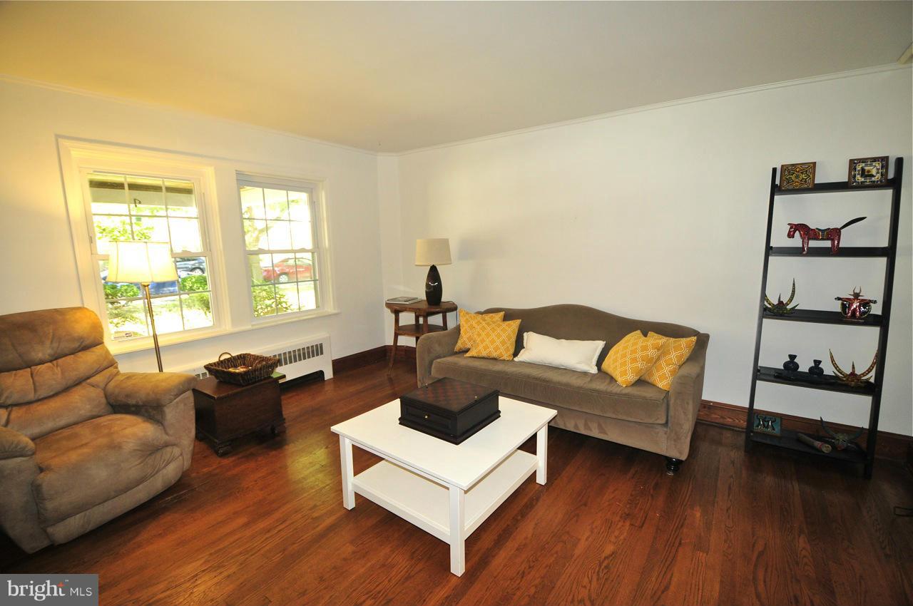327 Dumbarton Road Baltimore, MD 21212 - Photo 2 of 9 Living Room