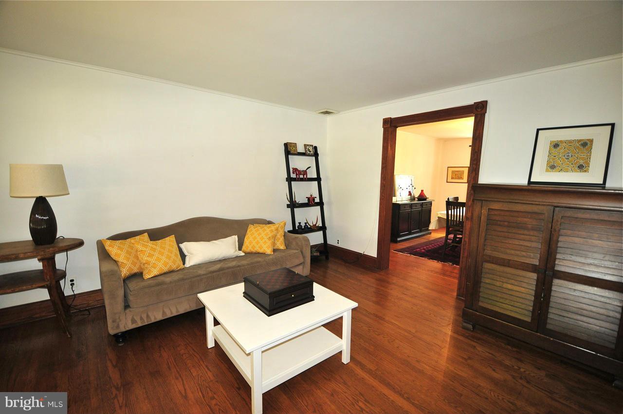 327 Dumbarton Road Baltimore, MD 21212 - Photo 3 of 9 Living Room