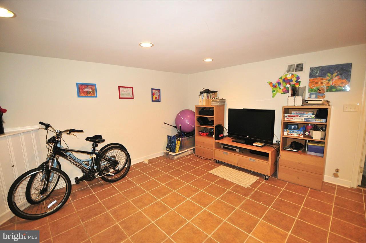 327 Dumbarton Road Baltimore, MD 21212 - Photo 6 of 9 Family Room