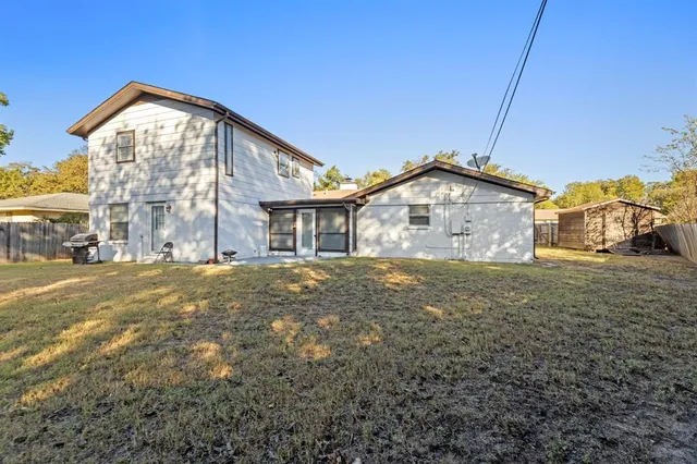 a view of a backyard