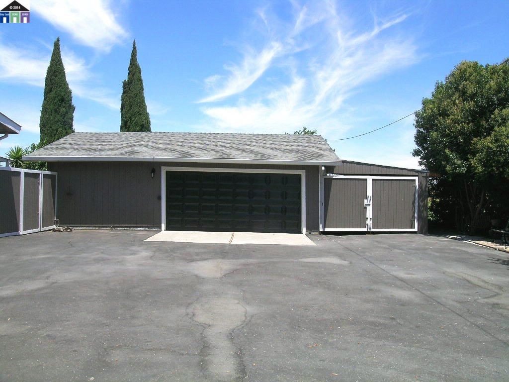 681 Tyler Island Bridge Road Isleton, CA 95641 - Photo 18 of 24 front view of a house with a garage