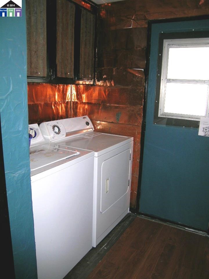 681 Tyler Island Bridge Road Isleton, CA 95641 - Photo 22 of 24 a utility room with dryer and washer
