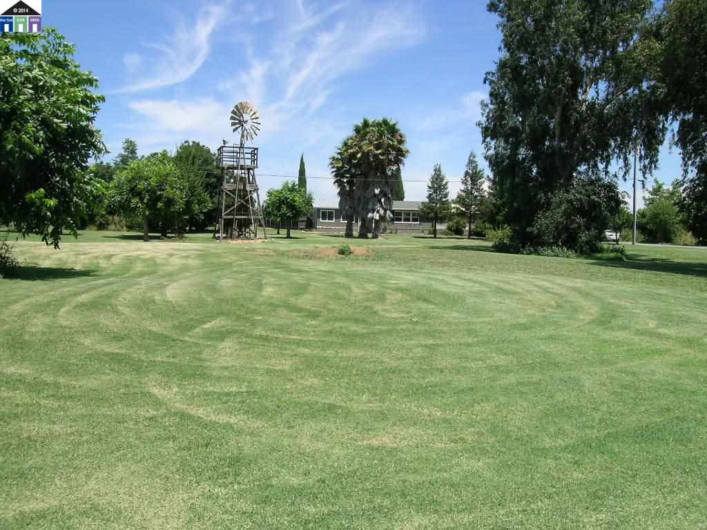 681 Tyler Island Bridge Road Isleton, CA 95641 - Photo 24 of 24 a swimming pool is in the middle of a field