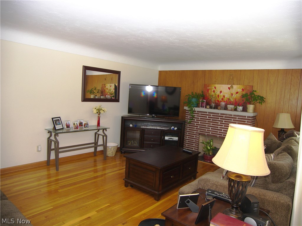 1318 Meister Road Lorain, OH 44053 - Photo 4 of 20 You don't see plaster walls like this anymore....beautiful hard wood floors