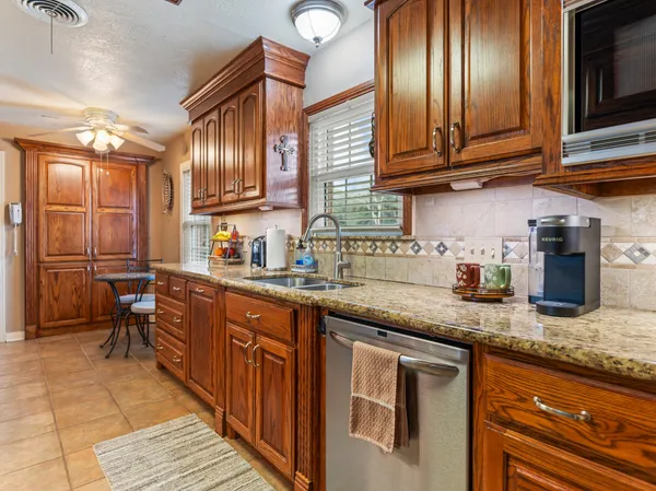 $289,000 | 910 6th Street, Bay City, TX 77414
