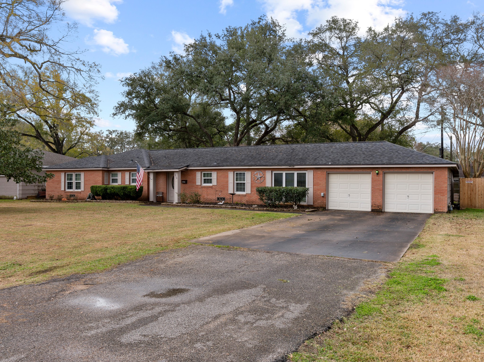 910 6th Street Bay City, TX 77414 - Photo 3 of 34 a front view of a house with a garden