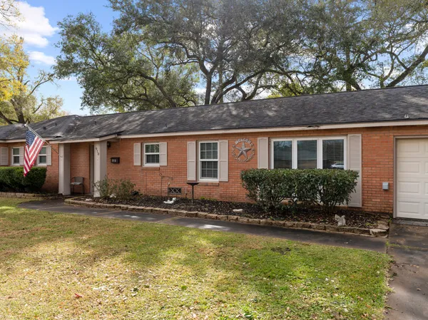 $289,000 | 910 6th Street, Bay City, TX 77414
