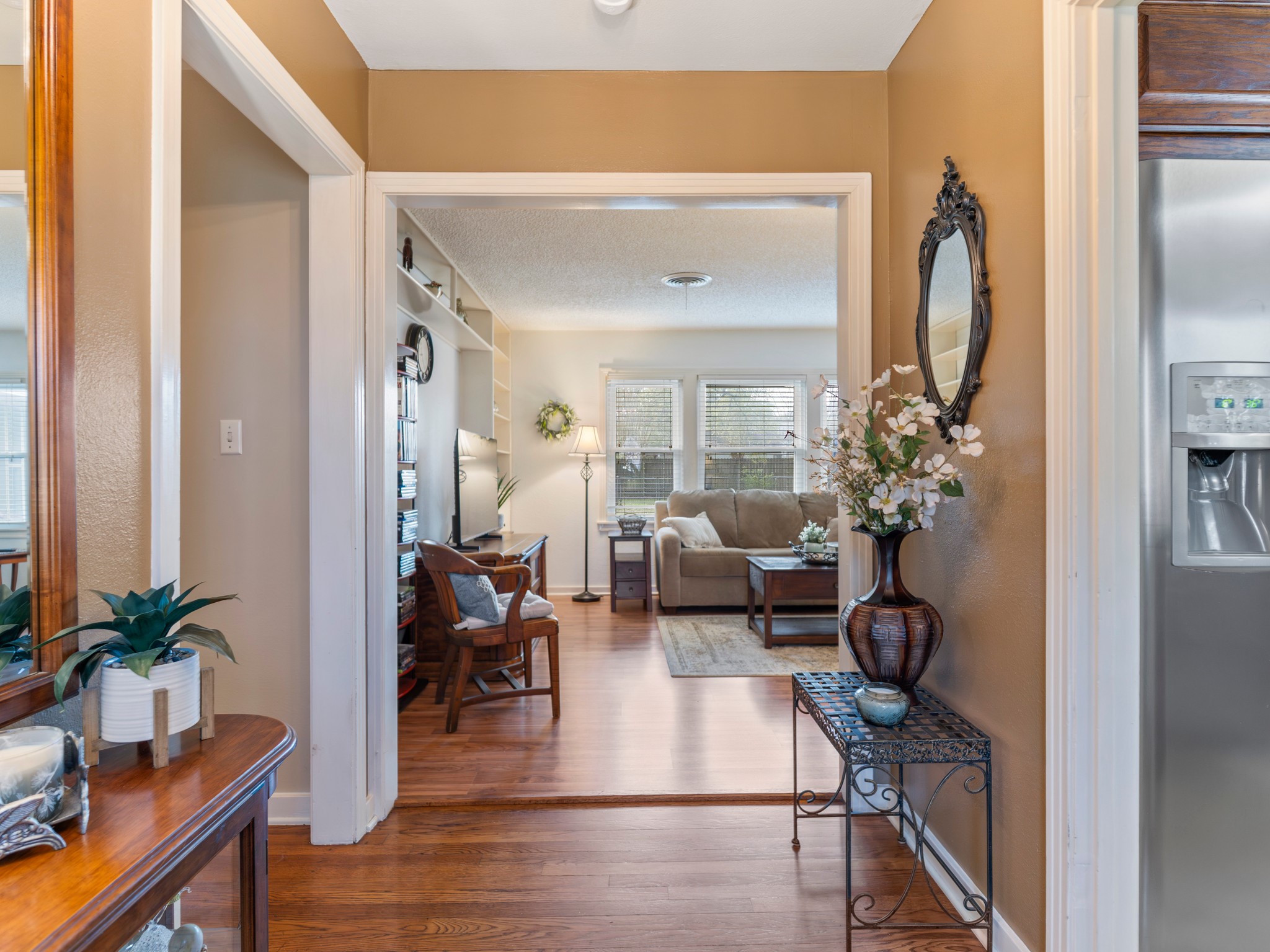 910 6th Street Bay City, TX 77414 - Photo 9 of 34 a living room with furniture flowerpot and a chandelier