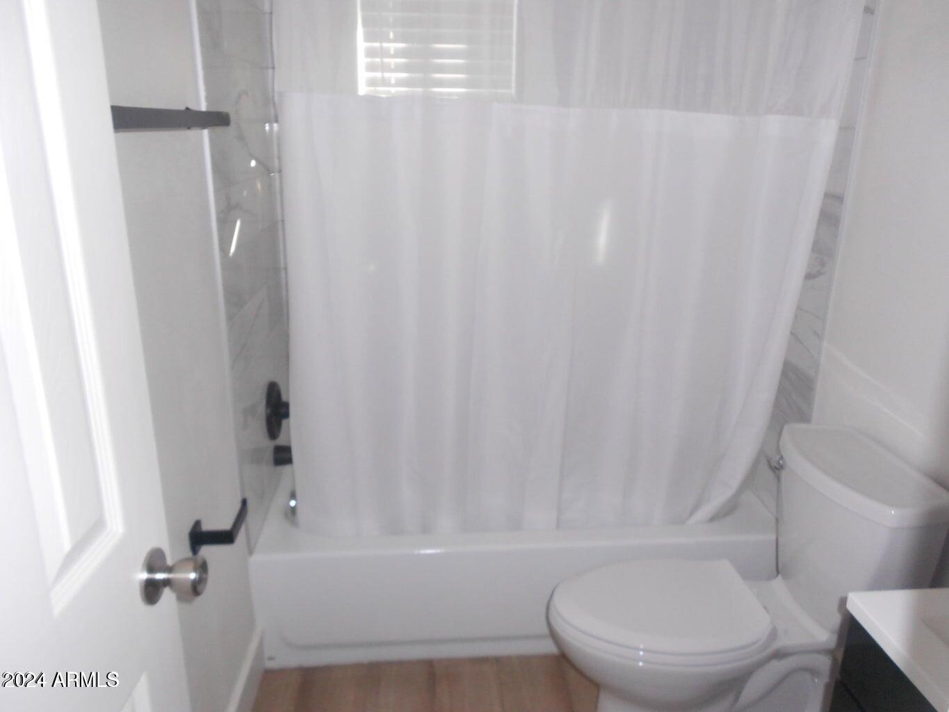 3151 North 36th Street, Unit 5 Phoenix, AZ 85018 - Photo 11 of 13 a bathroom with a toilet and a bathtub