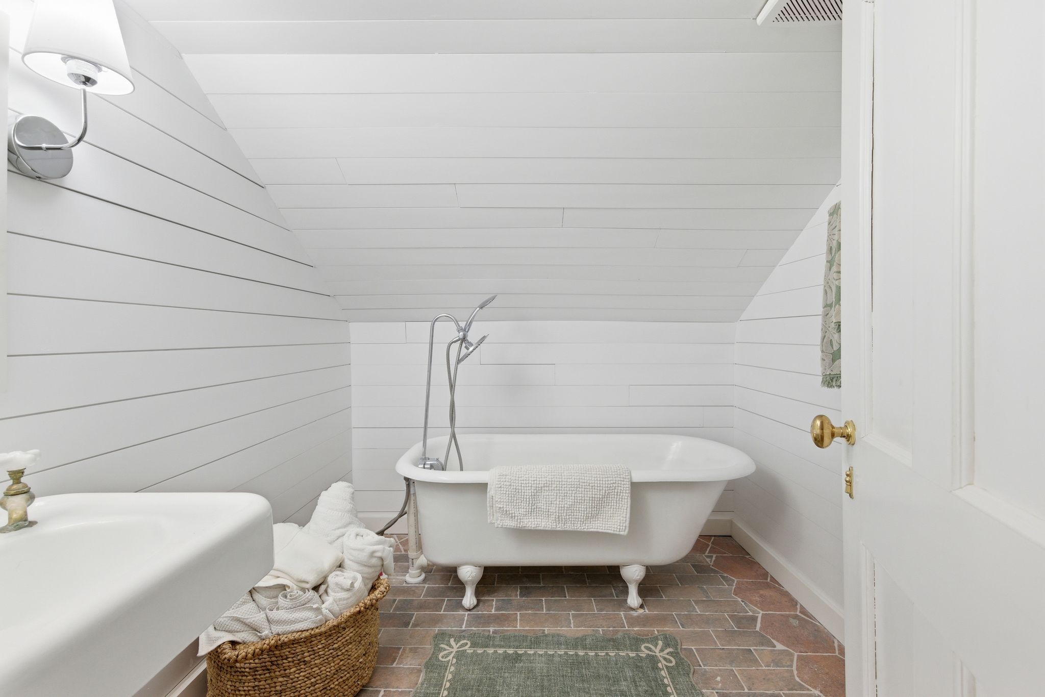 926 Idlewild Drive Madison, TN 37115 - Photo 20 of 25 a bathroom with a sink and bathtub