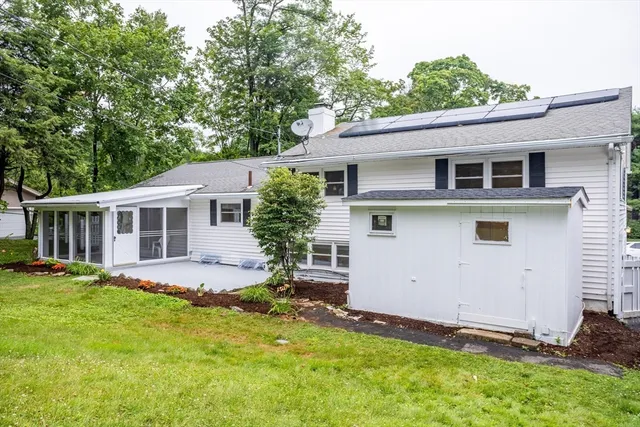 a view of a house with a yard