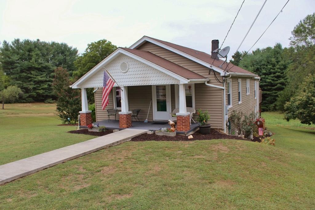 1901 Forest Road Bedford, VA 24523 - Photo 3 of 25 IMG_5108 (1024x683)