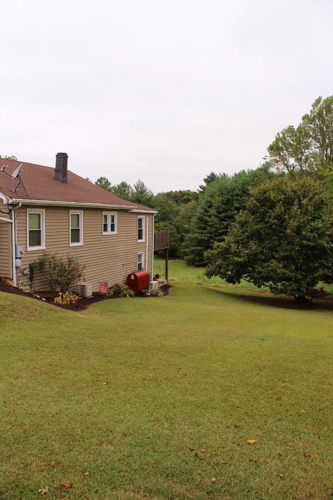 1901 Forest Road Bedford, VA 24523 - Photo 5 of 25 IMG_5110 (683x1024)
