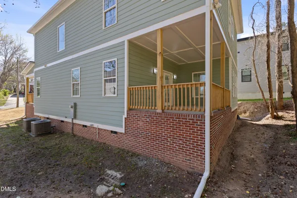 a view of back yard of the house