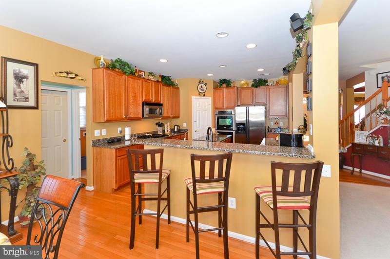 2648 Cast Off Loop Woodbridge, VA 22191 - Photo 7 of 30 Kitchen Breakfast Bar