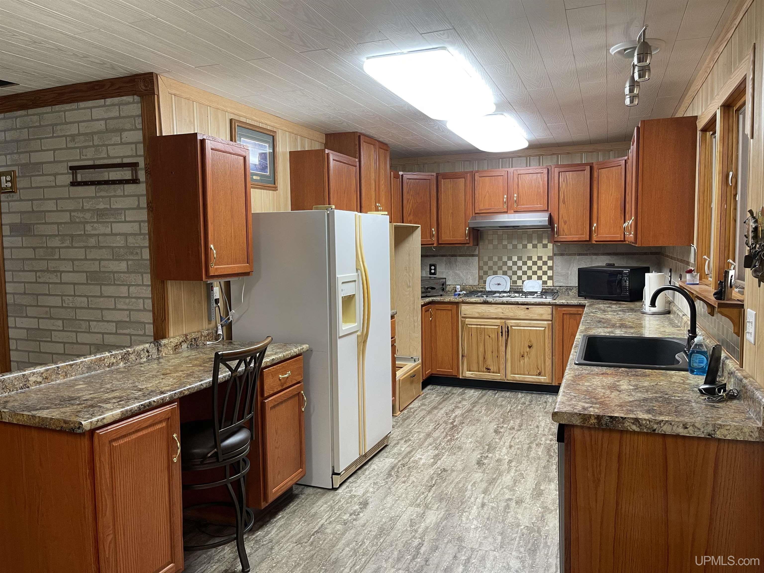 E3233 Lake Road Ironwood, MI 49938 - Photo 5 of 59