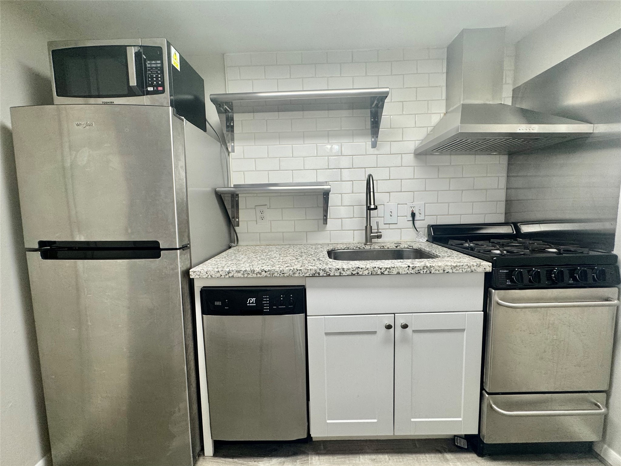 2006 Sul Ross Street, Unit 5 Houston, TX 77098 - Photo 7 of 13 a kitchen with a stove and a refrigerator
