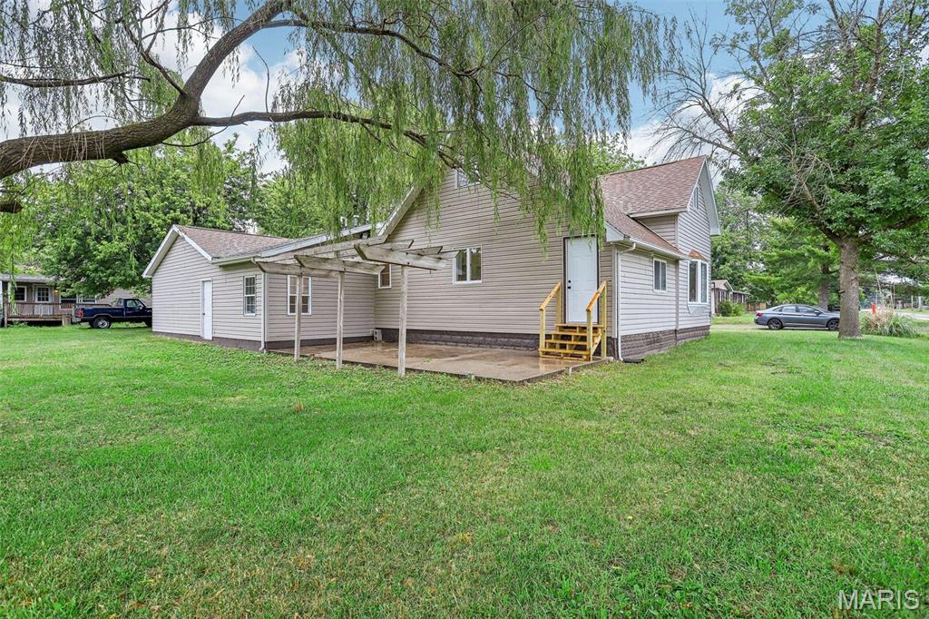 104 North 6th Street Witt, IL 62094 - Photo 3 of 33