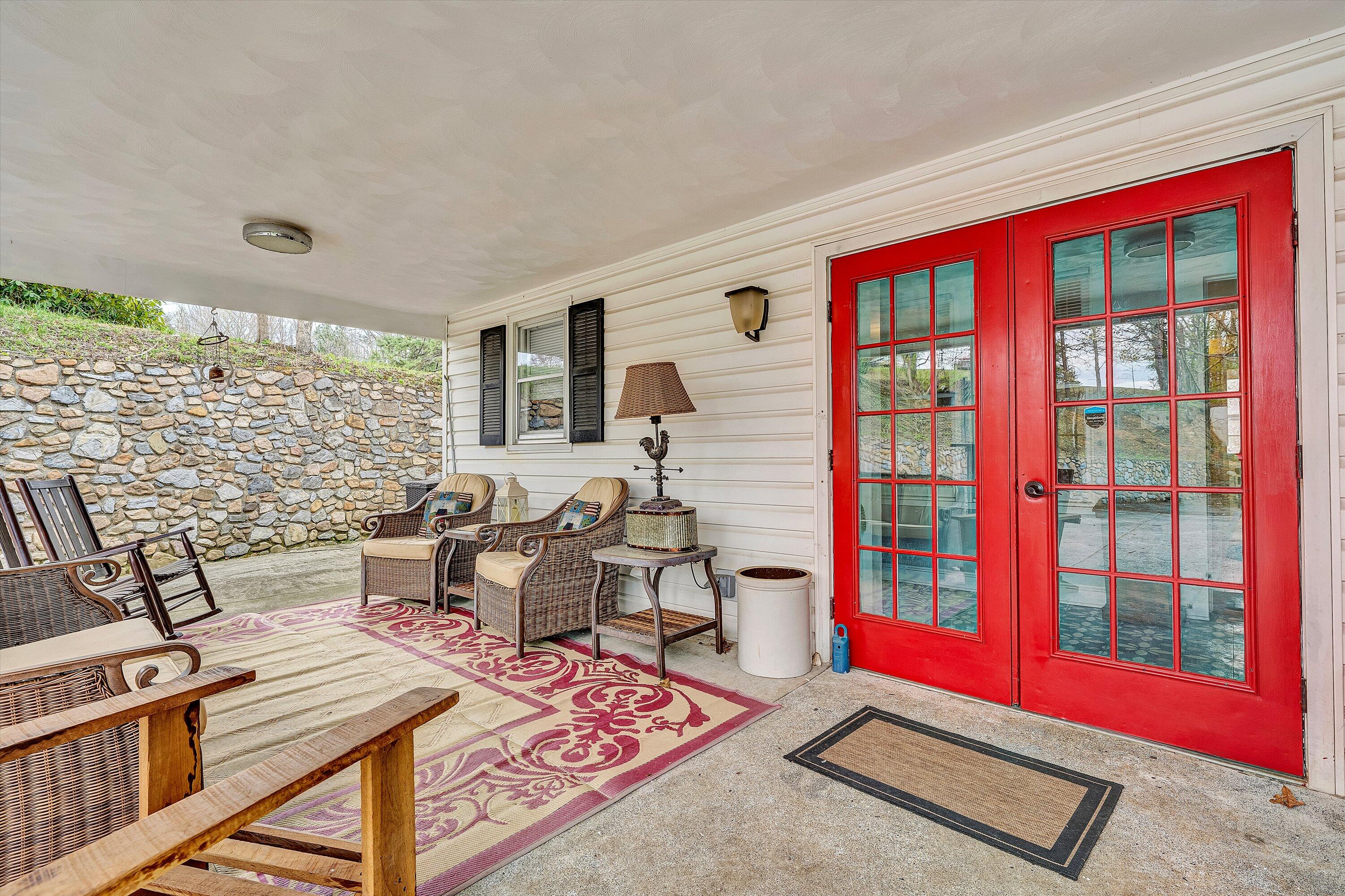 2238 Houston Mines Road Troutville, VA 24175 - Photo 19 of 36 a living room with furniture