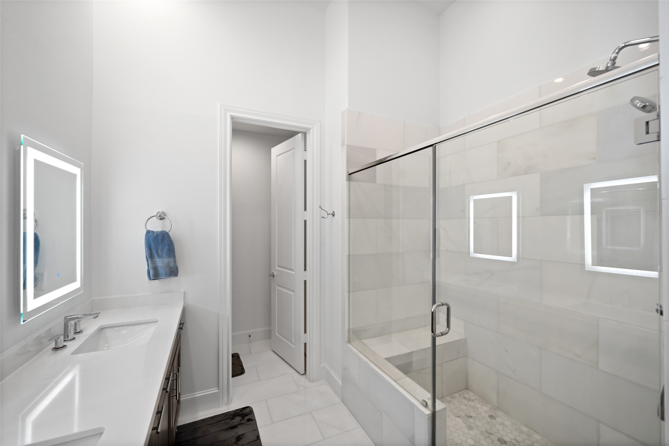 3307 Timbergrove Oaks Street Houston, TX 77008 - Photo 22 of 33 a bathroom with a tub a sink and mirror