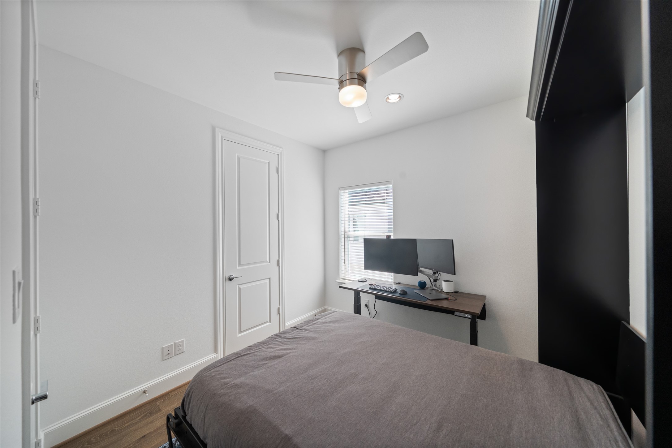 3307 Timbergrove Oaks Street Houston, TX 77008 - Photo 27 of 33 a bedroom with a bed and a tv