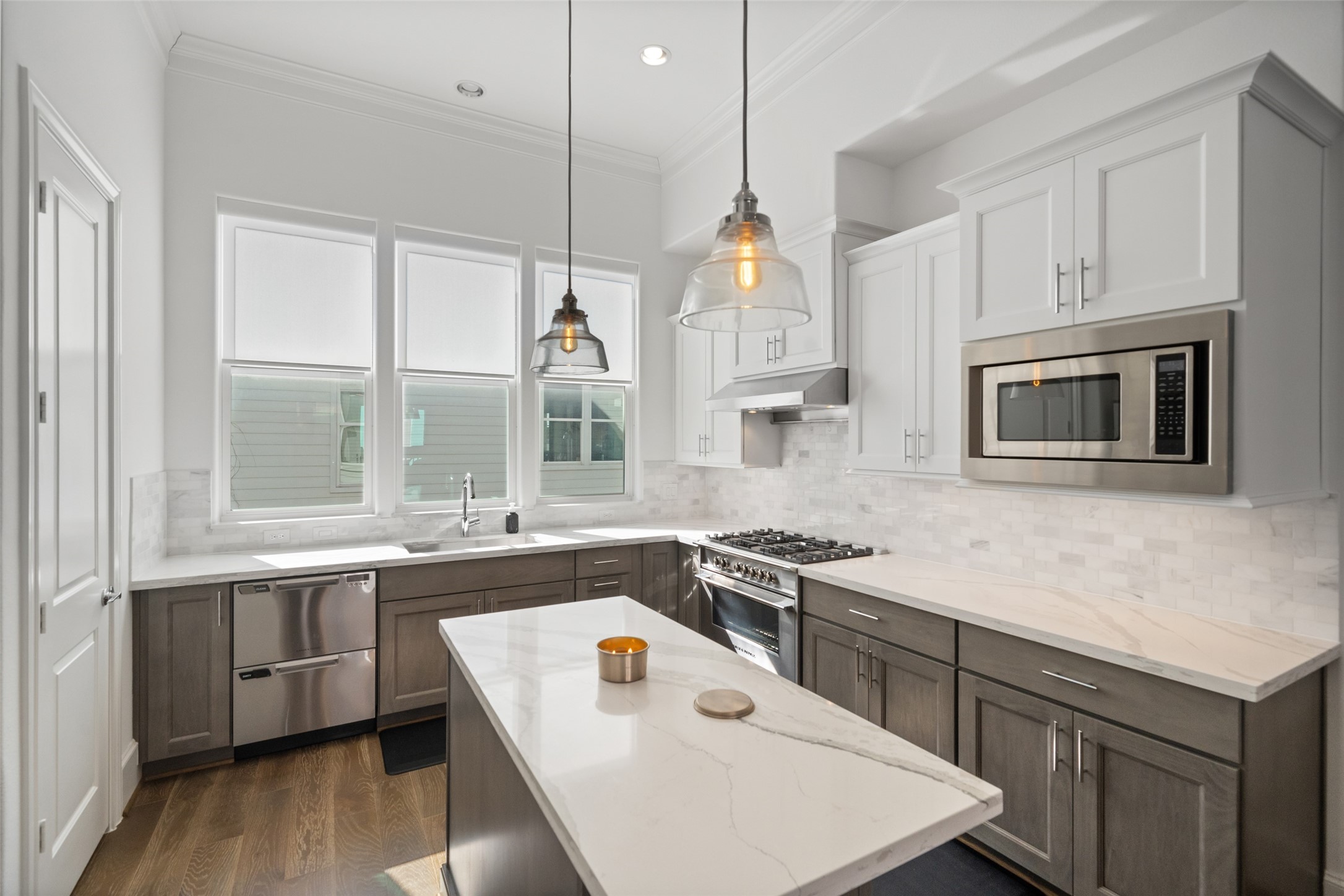 3307 Timbergrove Oaks Street Houston, TX 77008 - Photo 6 of 33 a kitchen that has a sink a stove and a microwave