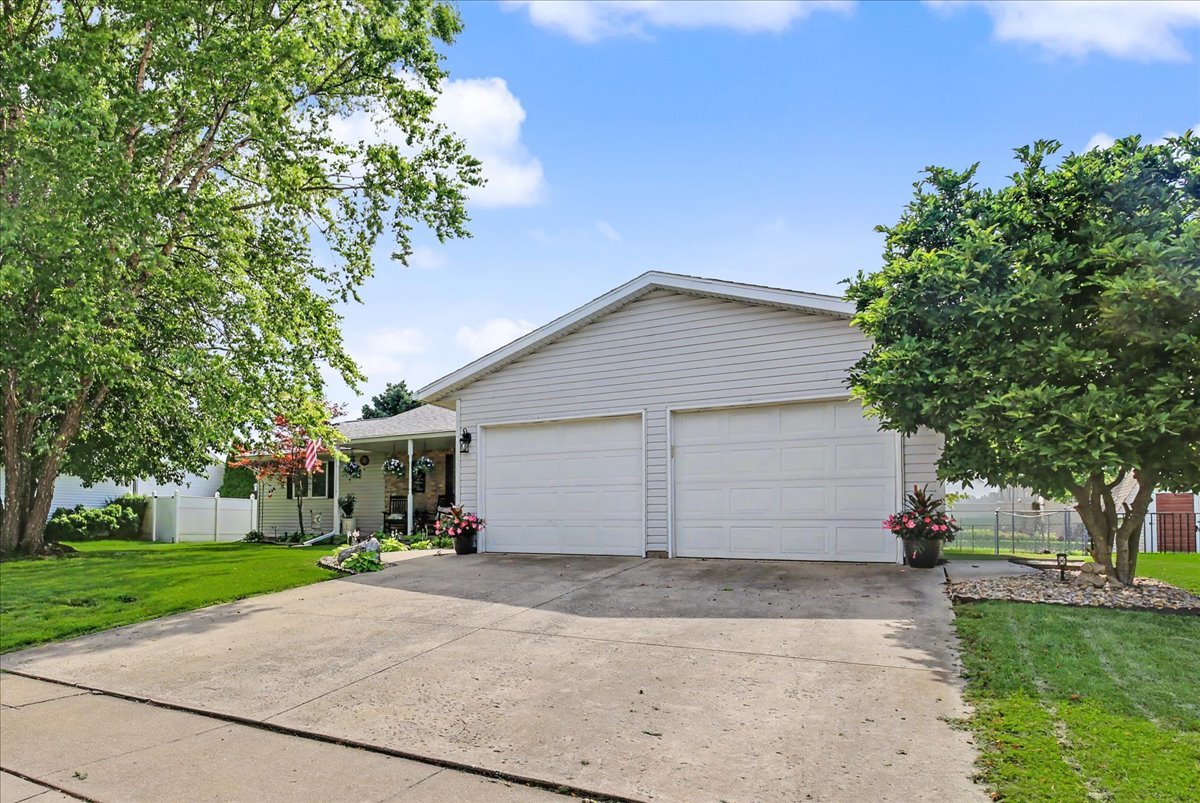 809 Cherokee Lane Pontiac, IL 61764 - Photo 2 of 38
