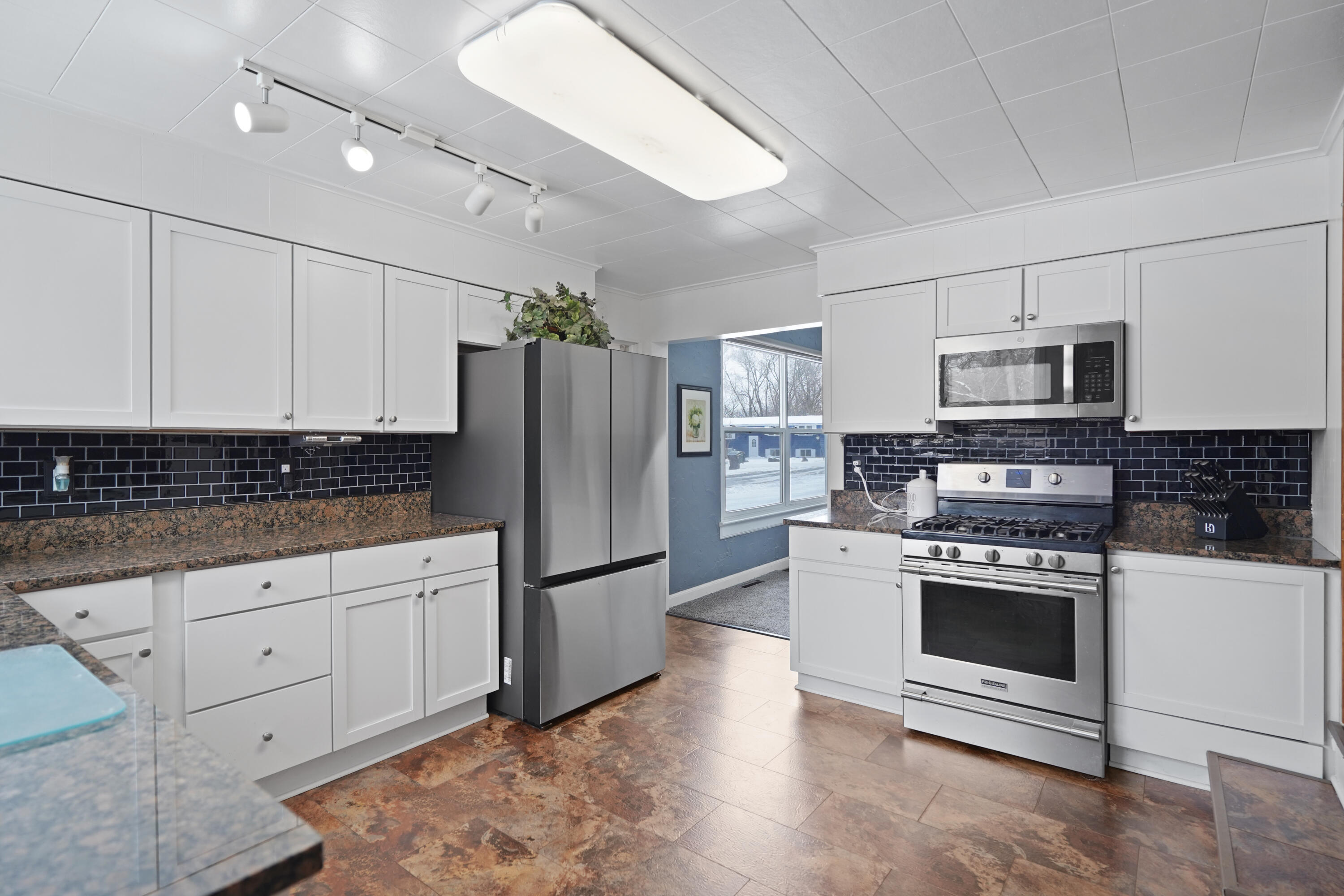 W198 Tombeau Boulevard Bloomfield, WI 53128 - Photo 12 of 43 Kitchen