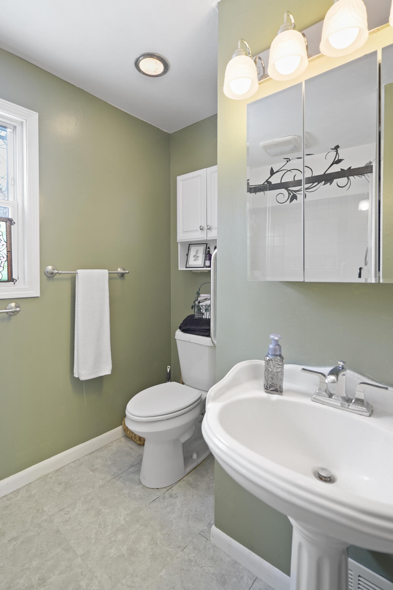 W198 Tombeau Boulevard Bloomfield, WI 53128 - Photo 26 of 43 Main Floor Full Bath