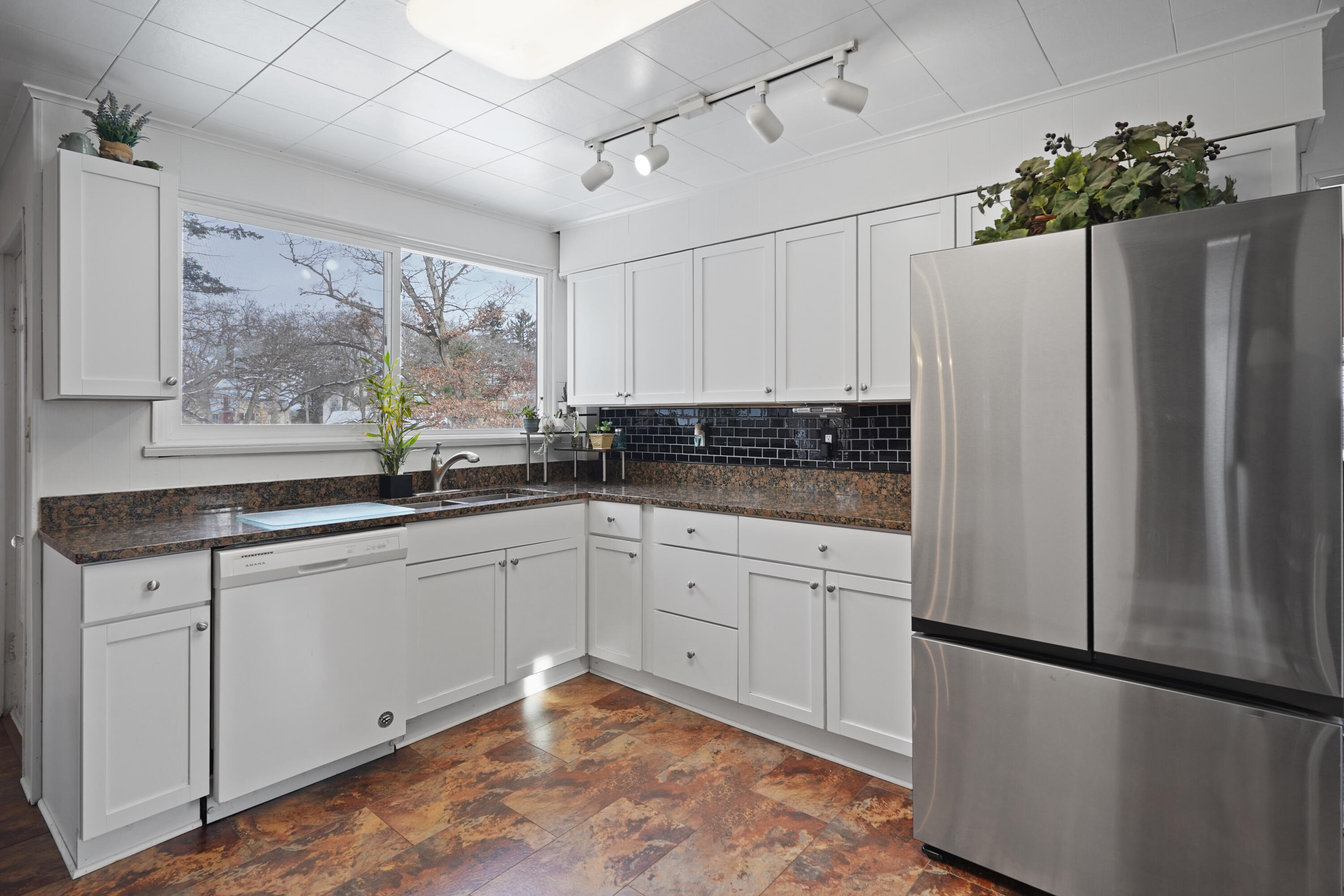 W198 Tombeau Boulevard Bloomfield, WI 53128 - Photo 10 of 43 Kitchen