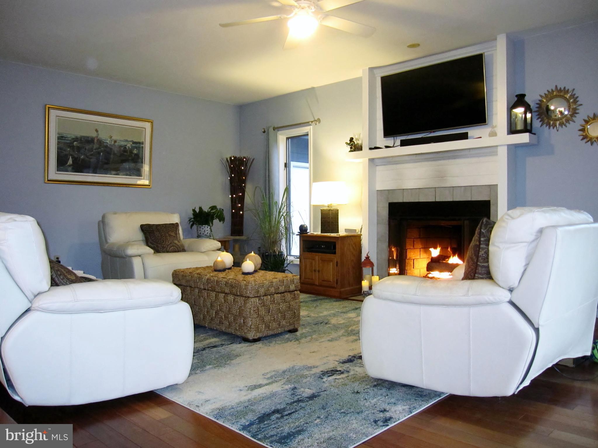 565 Laurel Court Riva, MD 21140 - Photo 23 of 55 Cozy Family room with Brazilian hardwood floors